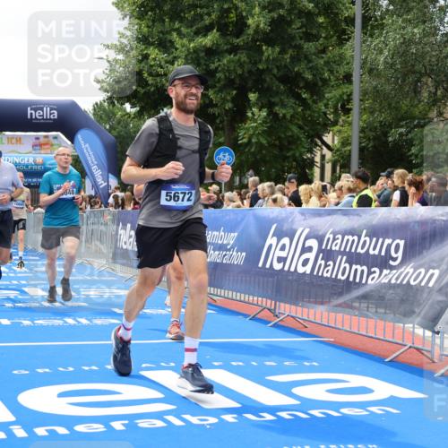 29.06.2025 - hella hamburg halbmarathon Strokosch-Dieckow http://msf.ph/oto/8518722 29.06.2025 10:56:23 Ziel 1583, 3048, 4029, 5672, 6399, 7547, 7742, 8863, 9622, 10665, 11231, 11309, 15300, 15407, 15818, 16257, 16261, 16375, 17268, 17734, 18117, 18495, 18652, 18741, 18746, 18835 meine-sportfotos.de