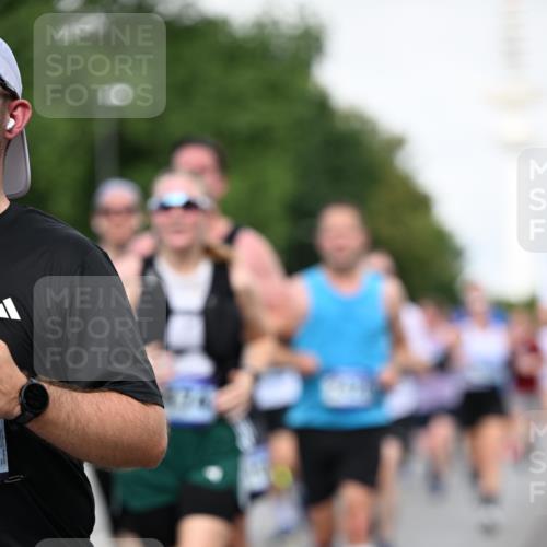 29.06.2025 - hella hamburg halbmarathon Dr. Thomas Lammeyer http://msf.ph/oto/8518724 29.06.2025 10:04:32 Kennedybrücke 1019, 1264, 1544, 1568, 1583, 1611, 1681, 2027, 2086, 2159, 2236, 2346, 2426, 2447, 2474, 2582, 2584, 2606, 2652, 2730, 2982, 3042, 3059, 3141, 3319, 3400, 3794, 4013, 4419, 4579, 4594, 4616, 4767, 4940, 4945, 5418, 5643, 6104, 6138, 6174, 6201, 6220, 6443, 6470, 6636, 7159, 7717, 8669, 9450, 9485, 9553, 9555, 9577, 9622, 10268, 10534, 10587, 10599, 10665, 10742, 10759, 10766, 10797, 11083, 11324 meine-sportfotos.de