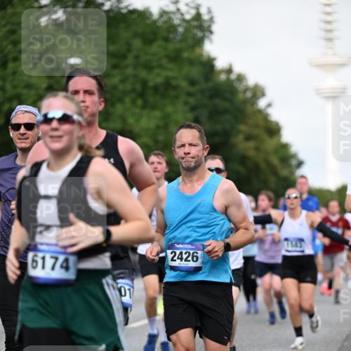 29.06.2025 - hella hamburg halbmarathon Dr. Thomas Lammeyer http://msf.ph/oto/8518727 29.06.2025 10:04:33 Kennedybrücke 1019, 1264, 1544, 1568, 1583, 1611, 1681, 2027, 2086, 2159, 2236, 2426, 2447, 2474, 2582, 2584, 2606, 2652, 2730, 2982, 3042, 3059, 3141, 3319, 3400, 3794, 4013, 4419, 4579, 4594, 4616, 4767, 4940, 4945, 5033, 5418, 5643, 6104, 6138, 6174, 6220, 6443, 6470, 6636, 7159, 7717, 8669, 9450, 9485, 9553, 9555, 9577, 9622, 10188, 10268, 10534, 10587, 10599, 10665, 10742, 10759, 10766, 10797, 11083, 11324 meine-sportfotos.de