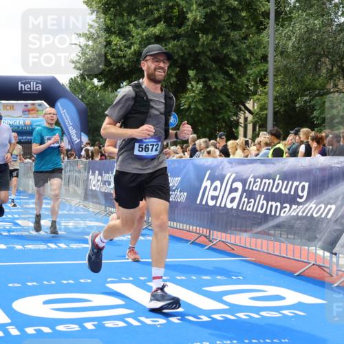 29.06.2025 - hella hamburg halbmarathon Strokosch-Dieckow http://msf.ph/oto/8518728 29.06.2025 10:56:23 Ziel 1583, 3048, 4029, 5672, 6399, 7547, 7742, 8863, 9622, 10665, 11231, 11309, 15300, 15407, 15818, 16257, 16261, 16375, 17268, 17734, 18117, 18495, 18652, 18741, 18746, 18835 meine-sportfotos.de