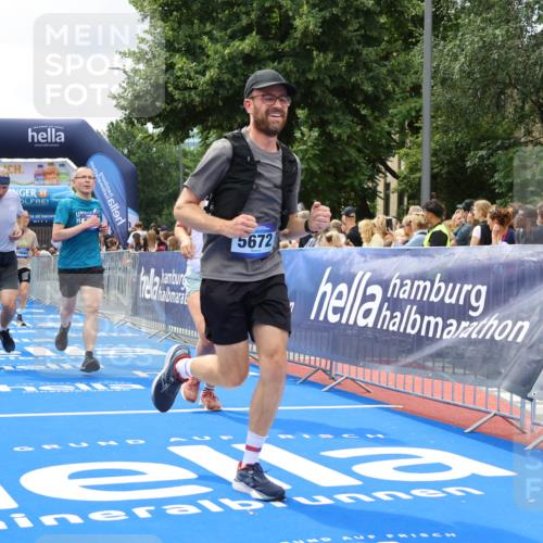 29.06.2025 - hella hamburg halbmarathon Strokosch-Dieckow http://msf.ph/oto/8518737 29.06.2025 10:56:23 Ziel 1583, 3048, 4029, 5672, 6399, 7547, 7742, 8863, 9622, 10665, 11231, 11309, 15300, 15407, 15818, 16257, 16261, 16375, 17268, 17734, 18117, 18495, 18652, 18741, 18746, 18835 meine-sportfotos.de