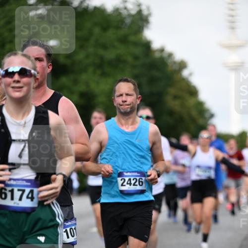 29.06.2025 - hella hamburg halbmarathon Dr. Thomas Lammeyer http://msf.ph/oto/8518739 29.06.2025 10:04:33 Kennedybrücke 1019, 1264, 1544, 1568, 1583, 1611, 1681, 2027, 2086, 2159, 2236, 2426, 2447, 2474, 2582, 2584, 2606, 2652, 2730, 2982, 3042, 3059, 3141, 3319, 3400, 3794, 4013, 4419, 4579, 4594, 4616, 4767, 4940, 4945, 5033, 5418, 5643, 6104, 6138, 6174, 6220, 6443, 6470, 6636, 7159, 7717, 8669, 9450, 9485, 9553, 9555, 9577, 9622, 10188, 10268, 10534, 10587, 10599, 10665, 10742, 10759, 10766, 10797, 11083, 11324 meine-sportfotos.de