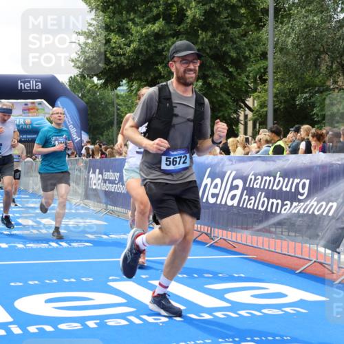 29.06.2025 - hella hamburg halbmarathon Strokosch-Dieckow http://msf.ph/oto/8518742 29.06.2025 10:56:23 Ziel 1583, 3048, 4029, 5672, 6399, 7547, 7742, 8863, 9622, 10665, 11231, 11309, 15300, 15407, 15818, 16257, 16261, 16375, 17268, 17734, 18117, 18495, 18652, 18741, 18746, 18835 meine-sportfotos.de
