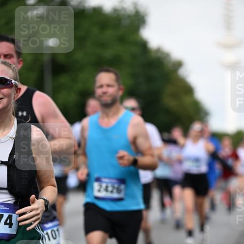 29.06.2025 - hella hamburg halbmarathon Dr. Thomas Lammeyer http://msf.ph/oto/8518747 29.06.2025 10:04:33 Kennedybrücke 1019, 1264, 1544, 1568, 1583, 1611, 1681, 2027, 2086, 2159, 2236, 2426, 2447, 2474, 2582, 2584, 2606, 2652, 2730, 2982, 3042, 3059, 3141, 3319, 3400, 3794, 4013, 4419, 4579, 4594, 4616, 4767, 4940, 4945, 5033, 5418, 5643, 6104, 6138, 6174, 6220, 6443, 6470, 6636, 7159, 7717, 8669, 9450, 9485, 9553, 9555, 9577, 9622, 10188, 10268, 10534, 10587, 10599, 10665, 10742, 10759, 10766, 10797, 11083, 11324 meine-sportfotos.de