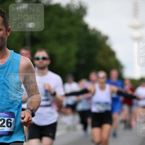 29.06.2025 - hella hamburg halbmarathon Dr. Thomas Lammeyer http://msf.ph/oto/8518777 29.06.2025 10:04:35 Kennedybrücke 1019, 1544, 1568, 1583, 1611, 1681, 2027, 2086, 2159, 2236, 2426, 2447, 2474, 2606, 2652, 2730, 2982, 3042, 3059, 3141, 3319, 3400, 3794, 4419, 4579, 4616, 4767, 4940, 4945, 5033, 5418, 5643, 6138, 6174, 6220, 6443, 6470, 6636, 7717, 8669, 9450, 9485, 9553, 9555, 9577, 9622, 10188, 10534, 10587, 10599, 10665, 10742, 10759, 10766, 10797, 11083, 11324 meine-sportfotos.de