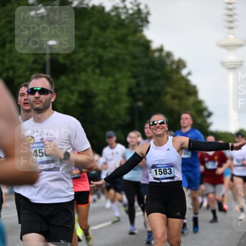 29.06.2025 - hella hamburg halbmarathon Dr. Thomas Lammeyer http://msf.ph/oto/8518783 29.06.2025 10:04:35 Kennedybrücke 1019, 1544, 1568, 1583, 1611, 1681, 2027, 2086, 2159, 2236, 2426, 2447, 2474, 2606, 2652, 2730, 2982, 3042, 3059, 3141, 3319, 3400, 3794, 4419, 4579, 4616, 4767, 4940, 4945, 5033, 5418, 5643, 6138, 6174, 6220, 6443, 6470, 6636, 7717, 8669, 9450, 9485, 9553, 9555, 9577, 9622, 10188, 10534, 10587, 10599, 10665, 10742, 10759, 10766, 10797, 11083, 11324 meine-sportfotos.de