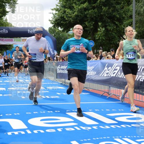 29.06.2025 - hella hamburg halbmarathon Strokosch-Dieckow http://msf.ph/oto/8518788 29.06.2025 10:56:24 Ziel 1583, 3048, 4029, 5672, 5744, 6399, 7547, 7742, 8863, 9622, 10093, 10665, 11231, 11309, 15300, 15407, 15818, 16257, 16261, 16375, 17268, 17734, 18117, 18495, 18652, 18741, 18746, 18835 meine-sportfotos.de