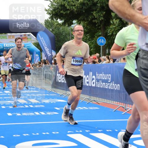 29.06.2025 - hella hamburg halbmarathon Strokosch-Dieckow http://msf.ph/oto/8518801 29.06.2025 10:56:26 Ziel 1583, 3048, 3413, 4029, 5672, 5744, 6399, 7742, 8542, 8652, 8863, 9562, 9622, 10093, 10665, 11231, 11309, 15300, 15407, 15818, 16257, 16261, 16375, 17268, 17734, 18117, 18495, 18652, 18746, 18835 meine-sportfotos.de