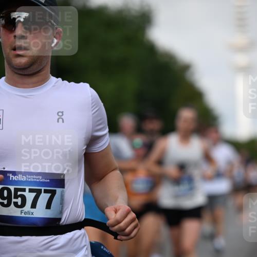 29.06.2025 - hella hamburg halbmarathon Dr. Thomas Lammeyer http://msf.ph/oto/8519020 29.06.2025 10:04:42 Kennedybrücke 1019, 1544, 1568, 1583, 1611, 1681, 2086, 2236, 2426, 2474, 2606, 2982, 3059, 3141, 3319, 3400, 3983, 4579, 4616, 4767, 4945, 5033, 5418, 6138, 6174, 6220, 6470, 6757, 8255, 9450, 9553, 9555, 9577, 10188, 10271, 10599, 10797, 11324 meine-sportfotos.de
