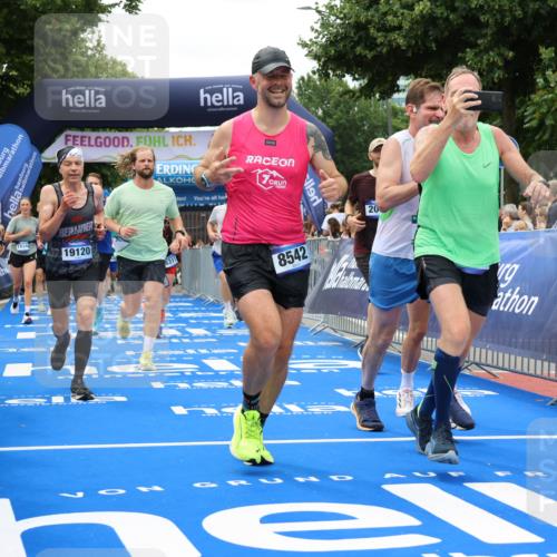29.06.2025 - hella hamburg halbmarathon Strokosch-Dieckow http://msf.ph/oto/8519021 29.06.2025 10:56:33 Ziel 1583, 2083, 3413, 4152, 5721, 5744, 6399, 6416, 6759, 7037, 7646, 8311, 8542, 8652, 8744, 9488, 9562, 10093, 11083, 11870, 12509, 13863, 15145, 15407, 16257, 16261, 17259, 17268, 17734, 18340, 18746, 18835, 18899, 19120 meine-sportfotos.de