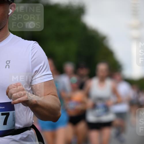 29.06.2025 - hella hamburg halbmarathon Dr. Thomas Lammeyer http://msf.ph/oto/8519027 29.06.2025 10:04:42 Kennedybrücke 1019, 1544, 1568, 1583, 1611, 1681, 2086, 2236, 2426, 2474, 2606, 2982, 3059, 3141, 3319, 3400, 3983, 4579, 4616, 4767, 4945, 5033, 5418, 6138, 6174, 6220, 6470, 6757, 8255, 9450, 9553, 9555, 9577, 10188, 10271, 10599, 10797, 11324 meine-sportfotos.de