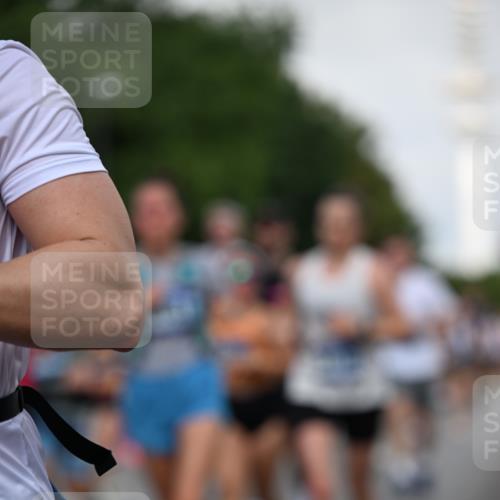 29.06.2025 - hella hamburg halbmarathon Dr. Thomas Lammeyer http://msf.ph/oto/8519034 29.06.2025 10:04:42 Kennedybrücke 1019, 1544, 1568, 1583, 1611, 1681, 2086, 2236, 2426, 2474, 2606, 2982, 3059, 3141, 3319, 3400, 3983, 4579, 4616, 4767, 4945, 5033, 5418, 6138, 6174, 6220, 6470, 6757, 8255, 9450, 9553, 9555, 9577, 10188, 10271, 10599, 10797, 11324 meine-sportfotos.de