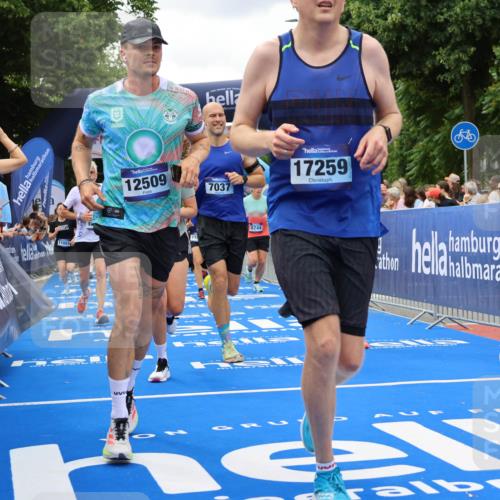 29.06.2025 - hella hamburg halbmarathon Strokosch-Dieckow http://msf.ph/oto/8519150 29.06.2025 10:56:37 Ziel 1583, 2083, 3413, 4152, 5721, 5744, 6416, 6759, 7037, 7646, 8311, 8542, 8652, 8744, 8996, 9488, 9562, 10093, 11083, 11870, 12509, 13863, 14369, 15134, 15145, 15431, 15712, 16043, 16121, 17259, 18340, 18634, 18746, 18835, 18899, 19120 meine-sportfotos.de