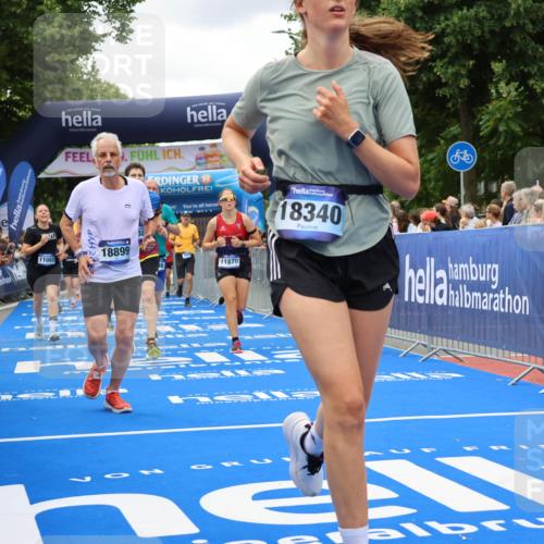 29.06.2025 - hella hamburg halbmarathon Strokosch-Dieckow http://msf.ph/oto/8519180 29.06.2025 10:56:38 Ziel 2083, 3413, 4152, 5721, 5744, 6416, 6759, 7037, 7646, 8311, 8542, 8652, 8744, 8825, 8996, 9488, 9562, 10093, 11083, 11870, 12509, 13863, 14369, 14461, 15134, 15145, 15431, 15712, 16043, 16121, 17259, 18340, 18634, 18899, 19120 meine-sportfotos.de