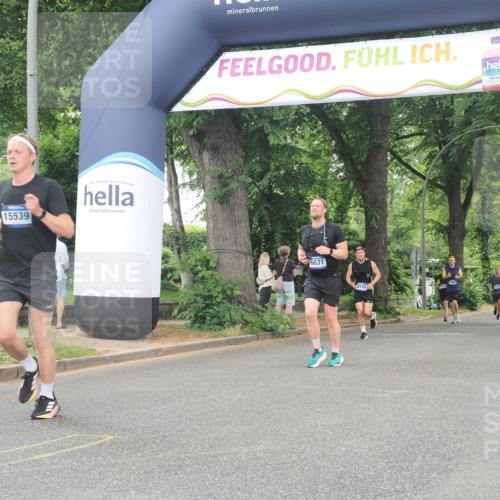 29.06.2025 - hella hamburg halbmarathon KatJ http://msf.ph/oto/8519232 29.06.2025 10:49:03 Zwischen KM18-KM19 4095, 6631, 6674 meine-sportfotos.de