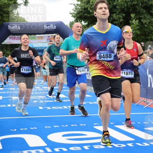 29.06.2025 - hella hamburg halbmarathon Strokosch-Dieckow http://msf.ph/oto/8519250 29.06.2025 10:56:40 Ziel 2083, 2378, 3836, 4152, 5721, 6416, 6759, 7037, 7646, 8311, 8744, 8825, 8996, 9488, 9562, 11083, 11870, 12509, 13863, 14369, 14461, 15134, 15145, 15431, 15712, 16043, 16121, 17133, 17259, 18340, 18634, 18899, 19120 meine-sportfotos.de