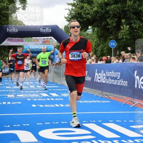 29.06.2025 - hella hamburg halbmarathon Strokosch-Dieckow http://msf.ph/oto/8519390 29.06.2025 10:56:47 Ziel 1955, 2378, 2741, 3836, 5418, 6835, 7646, 7716, 8825, 8996, 9488, 11870, 13816, 14369, 14461, 15134, 15431, 15712, 16008, 16009, 16043, 16121, 16620, 16679, 17133, 18634 meine-sportfotos.de