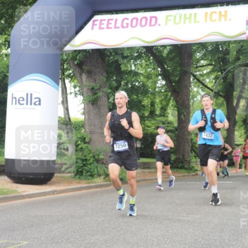 29.06.2025 - hella hamburg halbmarathon KatJ http://msf.ph/oto/8519434 29.06.2025 10:49:13 Zwischen KM18-KM19 1432, 5763, 7250, 8624 meine-sportfotos.de
