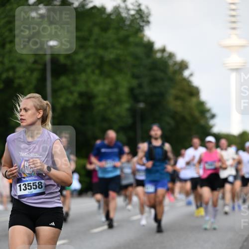 29.06.2025 - hella hamburg halbmarathon Dr. Thomas Lammeyer http://msf.ph/oto/8519511 29.06.2025 10:04:53 Kennedybrücke 1387, 1544, 1568, 1611, 1681, 2236, 2354, 2363, 3141, 3740, 3983, 4238, 4249, 4616, 4708, 4945, 5033, 5418, 5870, 6147, 6487, 6531, 6714, 6757, 6835, 8255, 8478, 9553, 9555, 10188, 10271, 10797, 11324 meine-sportfotos.de
