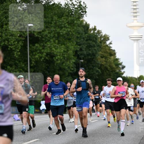 29.06.2025 - hella hamburg halbmarathon Dr. Thomas Lammeyer http://msf.ph/oto/8519525 29.06.2025 10:04:53 Kennedybrücke 1387, 1544, 1568, 1611, 1681, 2236, 2354, 2363, 3141, 3740, 3983, 4238, 4249, 4616, 4708, 4945, 5033, 5418, 5870, 6147, 6487, 6531, 6714, 6757, 6835, 8255, 8478, 9553, 9555, 10188, 10271, 10797, 11324 meine-sportfotos.de