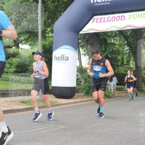 29.06.2025 - hella hamburg halbmarathon KatJ http://msf.ph/oto/8519527 29.06.2025 10:49:16 Zwischen KM18-KM19 1377, 1432, 5763, 7250, 8624 meine-sportfotos.de