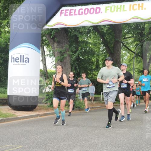 29.06.2025 - hella hamburg halbmarathon KatJ http://msf.ph/oto/8519563 29.06.2025 10:49:18 Zwischen KM18-KM19 1377, 1432, 7250 meine-sportfotos.de