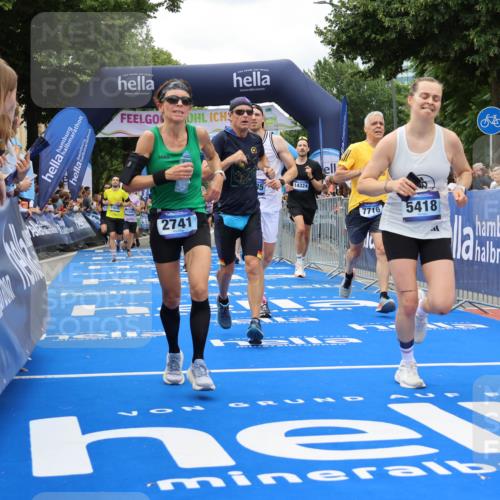 29.06.2025 - hella hamburg halbmarathon Strokosch-Dieckow http://msf.ph/oto/8519588 29.06.2025 10:56:51 Ziel 1955, 2282, 2378, 2741, 2759, 3836, 5033, 5418, 6835, 7716, 8669, 8825, 11043, 11212, 13816, 14461, 14678, 15097, 15431, 16008, 16009, 16620, 16679, 17133 meine-sportfotos.de