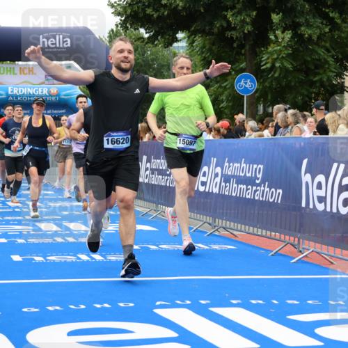 29.06.2025 - hella hamburg halbmarathon Strokosch-Dieckow http://msf.ph/oto/8519623 29.06.2025 10:56:54 Ziel 1485, 1955, 2282, 2378, 2741, 2759, 4299, 5033, 5418, 6835, 7716, 8669, 11043, 11212, 11638, 13816, 14678, 15097, 16008, 16009, 16470, 16620, 16679, 18719, 19091 meine-sportfotos.de