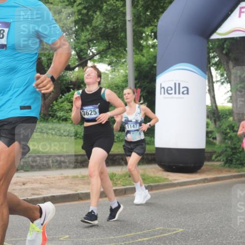 29.06.2025 - hella hamburg halbmarathon KatJ http://msf.ph/oto/8519741 29.06.2025 10:49:23 Zwischen KM18-KM19 1147, 1377, 3625, 5379 meine-sportfotos.de