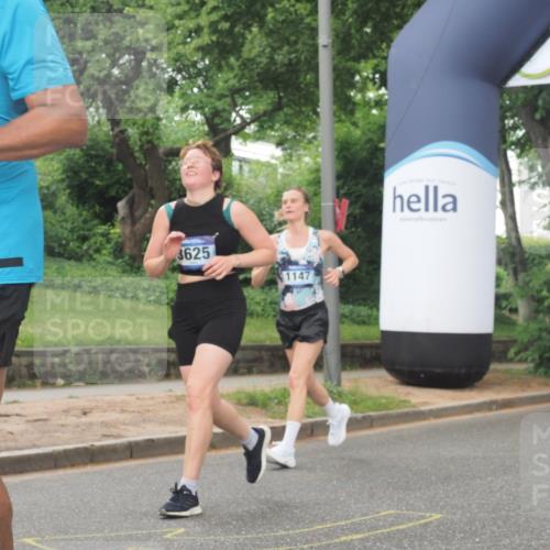 29.06.2025 - hella hamburg halbmarathon KatJ http://msf.ph/oto/8519748 29.06.2025 10:49:23 Zwischen KM18-KM19 1147, 1377, 3625, 5379 meine-sportfotos.de