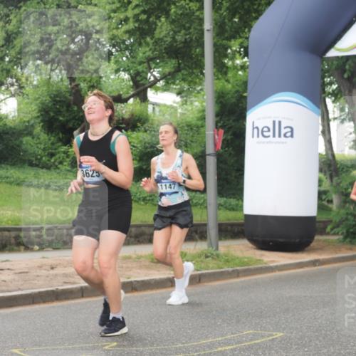 29.06.2025 - hella hamburg halbmarathon KatJ http://msf.ph/oto/8519757 29.06.2025 10:49:23 Zwischen KM18-KM19 1147, 1377, 3625, 5379 meine-sportfotos.de