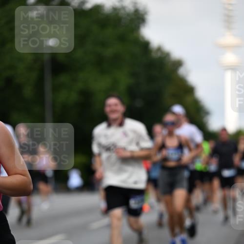29.06.2025 - hella hamburg halbmarathon Dr. Thomas Lammeyer http://msf.ph/oto/8519801 29.06.2025 10:04:59 Kennedybrücke 1387, 1568, 1611, 1726, 2354, 2363, 3625, 3740, 3983, 4238, 4249, 4708, 5033, 5870, 6147, 6487, 6531, 6591, 6714, 6757, 6835, 7757, 7759, 7761, 8255, 8326, 8478, 8923, 10188, 10271, 10705, 11324 meine-sportfotos.de
