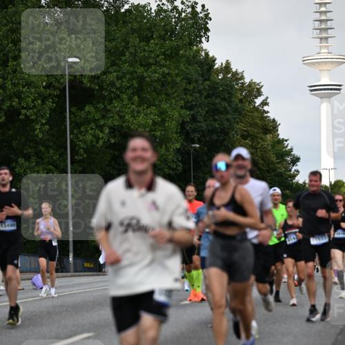 29.06.2025 - hella hamburg halbmarathon Dr. Thomas Lammeyer http://msf.ph/oto/8519805 29.06.2025 10:04:59 Kennedybrücke 1387, 1568, 1611, 1726, 2354, 2363, 3625, 3740, 3983, 4238, 4249, 4708, 5033, 5870, 6147, 6487, 6531, 6591, 6714, 6757, 6835, 7757, 7759, 7761, 8255, 8326, 8478, 8923, 10188, 10271, 10705, 11324 meine-sportfotos.de