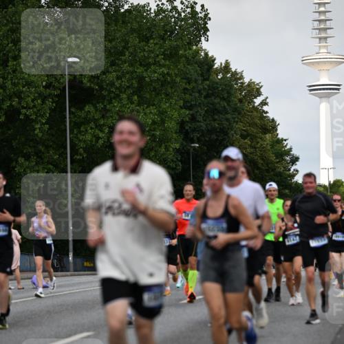 29.06.2025 - hella hamburg halbmarathon Dr. Thomas Lammeyer http://msf.ph/oto/8519814 29.06.2025 10:04:59 Kennedybrücke 1387, 1568, 1611, 1726, 2354, 2363, 3625, 3740, 3983, 4238, 4249, 4708, 5033, 5870, 6147, 6487, 6531, 6591, 6714, 6757, 6835, 7757, 7759, 7761, 8255, 8326, 8478, 8923, 10188, 10271, 10705, 11324 meine-sportfotos.de