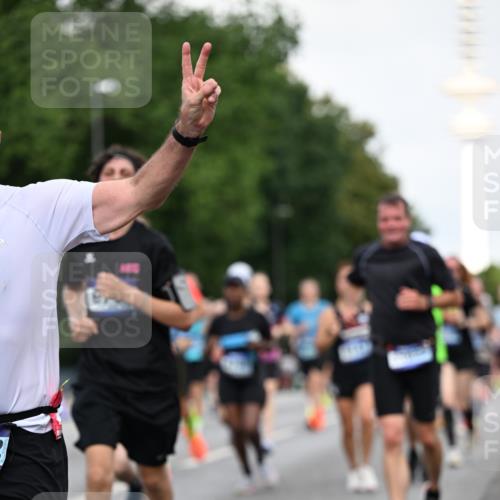 29.06.2025 - hella hamburg halbmarathon Dr. Thomas Lammeyer http://msf.ph/oto/8519927 29.06.2025 10:05:02 Kennedybrücke 1387, 1420, 1568, 1726, 2006, 2354, 2363, 3625, 3740, 3983, 4068, 4238, 4249, 4708, 5033, 5870, 6147, 6487, 6531, 6591, 6714, 6757, 6835, 7757, 7759, 7761, 8255, 8326, 8478, 8691, 8923, 9124, 10188, 10271, 10383, 10705 meine-sportfotos.de