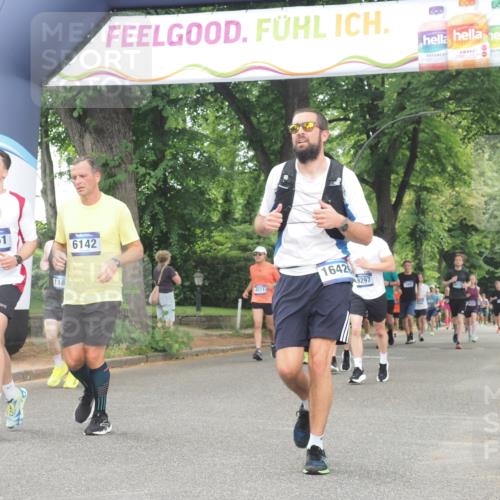 29.06.2025 - hella hamburg halbmarathon KatJ http://msf.ph/oto/8519982 29.06.2025 10:49:28 Zwischen KM18-KM19 1147, 1184, 2661, 3625, 5058, 5379, 6142 meine-sportfotos.de