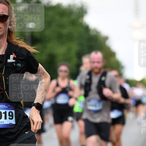 29.06.2025 - hella hamburg halbmarathon Dr. Thomas Lammeyer http://msf.ph/oto/8520189 29.06.2025 10:05:08 Kennedybrücke 1387, 1420, 1726, 2006, 2354, 2363, 2936, 3625, 3740, 3983, 4068, 4238, 4249, 4319, 4708, 5870, 6147, 6487, 6531, 6591, 6714, 6757, 6835, 6924, 7757, 7759, 7761, 8046, 8255, 8326, 8478, 8691, 8923, 9124, 9932, 10271, 10383, 10705 meine-sportfotos.de