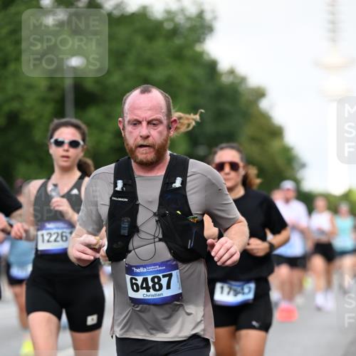 29.06.2025 - hella hamburg halbmarathon Dr. Thomas Lammeyer http://msf.ph/oto/8520230 29.06.2025 10:05:09 Kennedybrücke 1387, 1420, 1726, 2006, 2354, 2363, 2936, 3625, 3740, 3983, 4068, 4238, 4249, 4319, 4708, 5870, 6147, 6487, 6531, 6591, 6714, 6757, 6835, 6924, 7757, 7759, 7761, 8046, 8255, 8326, 8478, 8691, 8923, 9124, 9932, 10383, 10705 meine-sportfotos.de