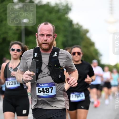 29.06.2025 - hella hamburg halbmarathon Dr. Thomas Lammeyer http://msf.ph/oto/8520233 29.06.2025 10:05:09 Kennedybrücke 1387, 1420, 1726, 2006, 2354, 2363, 2936, 3625, 3740, 3983, 4068, 4238, 4249, 4319, 4708, 5870, 6147, 6487, 6531, 6591, 6714, 6757, 6835, 6924, 7757, 7759, 7761, 8046, 8255, 8326, 8478, 8691, 8923, 9124, 9932, 10383, 10705 meine-sportfotos.de