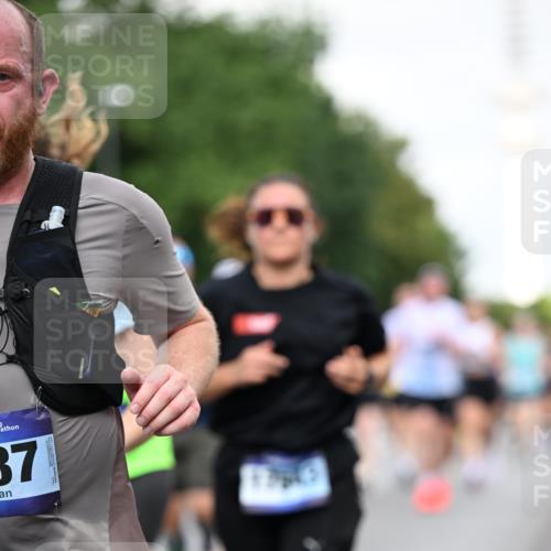 29.06.2025 - hella hamburg halbmarathon Dr. Thomas Lammeyer http://msf.ph/oto/8520264 29.06.2025 10:05:10 Kennedybrücke 1387, 1420, 1526, 1726, 2006, 2354, 2363, 2936, 3625, 3740, 4068, 4238, 4249, 4319, 4370, 4708, 5870, 6147, 6487, 6531, 6591, 6714, 6757, 6835, 6924, 7658, 7757, 7759, 7761, 8046, 8255, 8326, 8478, 8691, 8923, 9124, 9932, 10383, 10705 meine-sportfotos.de