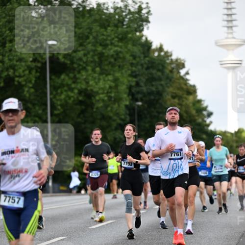 29.06.2025 - hella hamburg halbmarathon Dr. Thomas Lammeyer http://msf.ph/oto/8520336 29.06.2025 10:05:12 Kennedybrücke 1387, 1420, 1526, 1726, 2006, 2091, 2354, 2363, 2936, 3425, 3625, 3740, 4068, 4238, 4249, 4319, 4370, 4708, 5870, 6147, 6487, 6531, 6591, 6714, 6835, 6924, 7287, 7658, 7757, 7759, 7761, 8046, 8326, 8478, 8691, 8923, 9124, 9932, 10383, 10705 meine-sportfotos.de