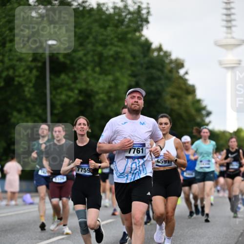 29.06.2025 - hella hamburg halbmarathon Dr. Thomas Lammeyer http://msf.ph/oto/8520398 29.06.2025 10:05:14 Kennedybrücke 1387, 1420, 1526, 1726, 2006, 2091, 2354, 2363, 2490, 2936, 3425, 3625, 3740, 4068, 4238, 4249, 4319, 4370, 4708, 5870, 6087, 6147, 6487, 6531, 6591, 6714, 6835, 6924, 7287, 7658, 7757, 7759, 7761, 8046, 8326, 8691, 8923, 9124, 9932, 10383, 10576, 10705 meine-sportfotos.de