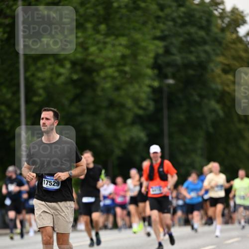 29.06.2025 - hella hamburg halbmarathon Dr. Thomas Lammeyer http://msf.ph/oto/8520648 29.06.2025 10:33:55 Kennedybrücke 1192, 1661, 1694, 1869, 2699, 3613, 4580, 4700, 4982, 5063, 5249, 5250, 5322, 6418, 6598, 7449, 8388, 10068, 10162, 10641, 11376 meine-sportfotos.de