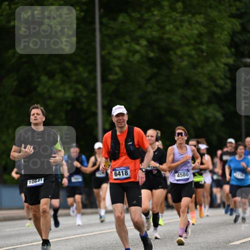 29.06.2025 - hella hamburg halbmarathon Dr. Thomas Lammeyer http://msf.ph/oto/8520782 29.06.2025 10:34:00 Kennedybrücke 1192, 1230, 1661, 1869, 2901, 3613, 4575, 4580, 4982, 5063, 5322, 6418, 6598, 7449, 8388, 10162, 10641, 10880 meine-sportfotos.de