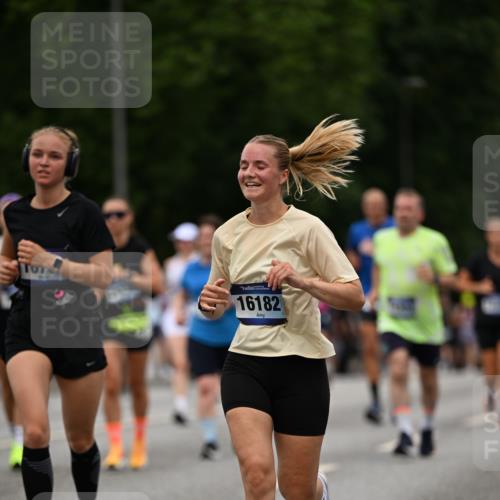 29.06.2025 - hella hamburg halbmarathon Dr. Thomas Lammeyer http://msf.ph/oto/8520944 29.06.2025 10:34:06 Kennedybrücke 1063, 1192, 1230, 1661, 2901, 3573, 3613, 4575, 4580, 4982, 5322, 6418, 6598, 7449, 8048, 10162, 10641, 10880 meine-sportfotos.de
