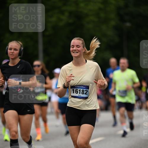 29.06.2025 - hella hamburg halbmarathon Dr. Thomas Lammeyer http://msf.ph/oto/8520949 29.06.2025 10:34:06 Kennedybrücke 1063, 1192, 1230, 1661, 2901, 3573, 3613, 4575, 4580, 4982, 5322, 6418, 6598, 7449, 8048, 10162, 10641, 10880 meine-sportfotos.de