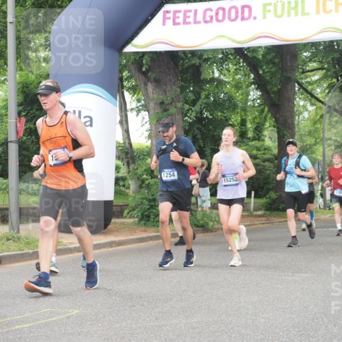 29.06.2025 - hella hamburg halbmarathon KatJ http://msf.ph/oto/8520955 29.06.2025 10:49:54 Zwischen KM18-KM19 1254, 1334, 1573, 1722, 1881, 3001, 3921, 4370, 4665, 5384, 5734 meine-sportfotos.de