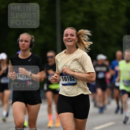 29.06.2025 - hella hamburg halbmarathon Dr. Thomas Lammeyer http://msf.ph/oto/8520973 29.06.2025 10:34:06 Kennedybrücke 1063, 1192, 1230, 1661, 2901, 3573, 3613, 4575, 4580, 4982, 5322, 6418, 6598, 7449, 8048, 10162, 10641, 10880 meine-sportfotos.de