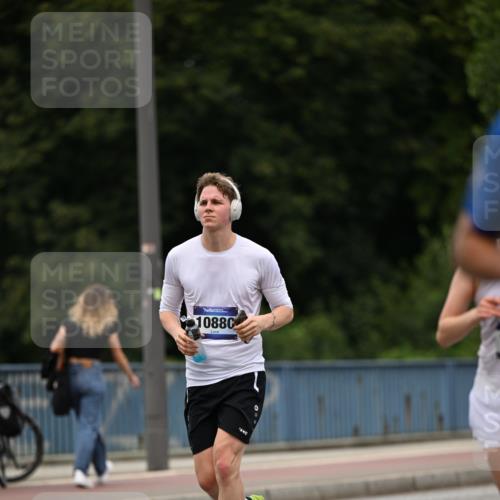 29.06.2025 - hella hamburg halbmarathon Dr. Thomas Lammeyer http://msf.ph/oto/8521244 29.06.2025 10:34:14 Kennedybrücke 1063, 1192, 1230, 1661, 2901, 3524, 3573, 4198, 4575, 4580, 4819, 6418, 6598, 6626, 7449, 8048, 10322, 10641, 10880 meine-sportfotos.de