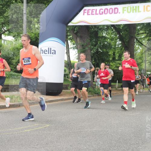 29.06.2025 - hella hamburg halbmarathon KatJ http://msf.ph/oto/8521503 29.06.2025 10:50:10 Zwischen KM18-KM19 4328, 7243 meine-sportfotos.de